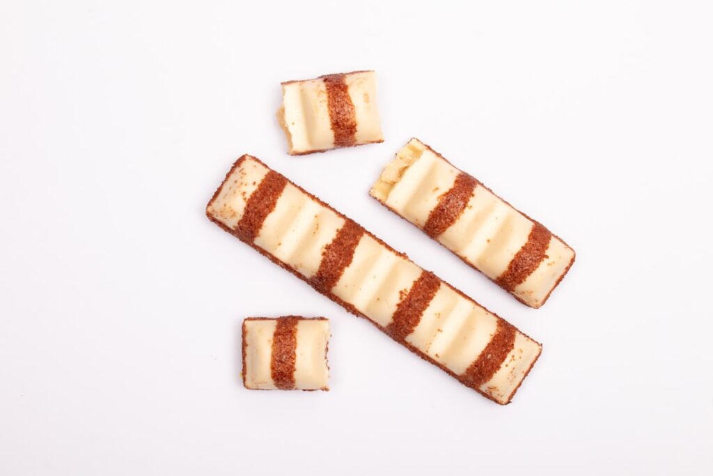 découvrez notre bûche de noël exotique à la noix de coco et à la mangue, une douceur tropicale idéale pour les fêtes de fin d'année.